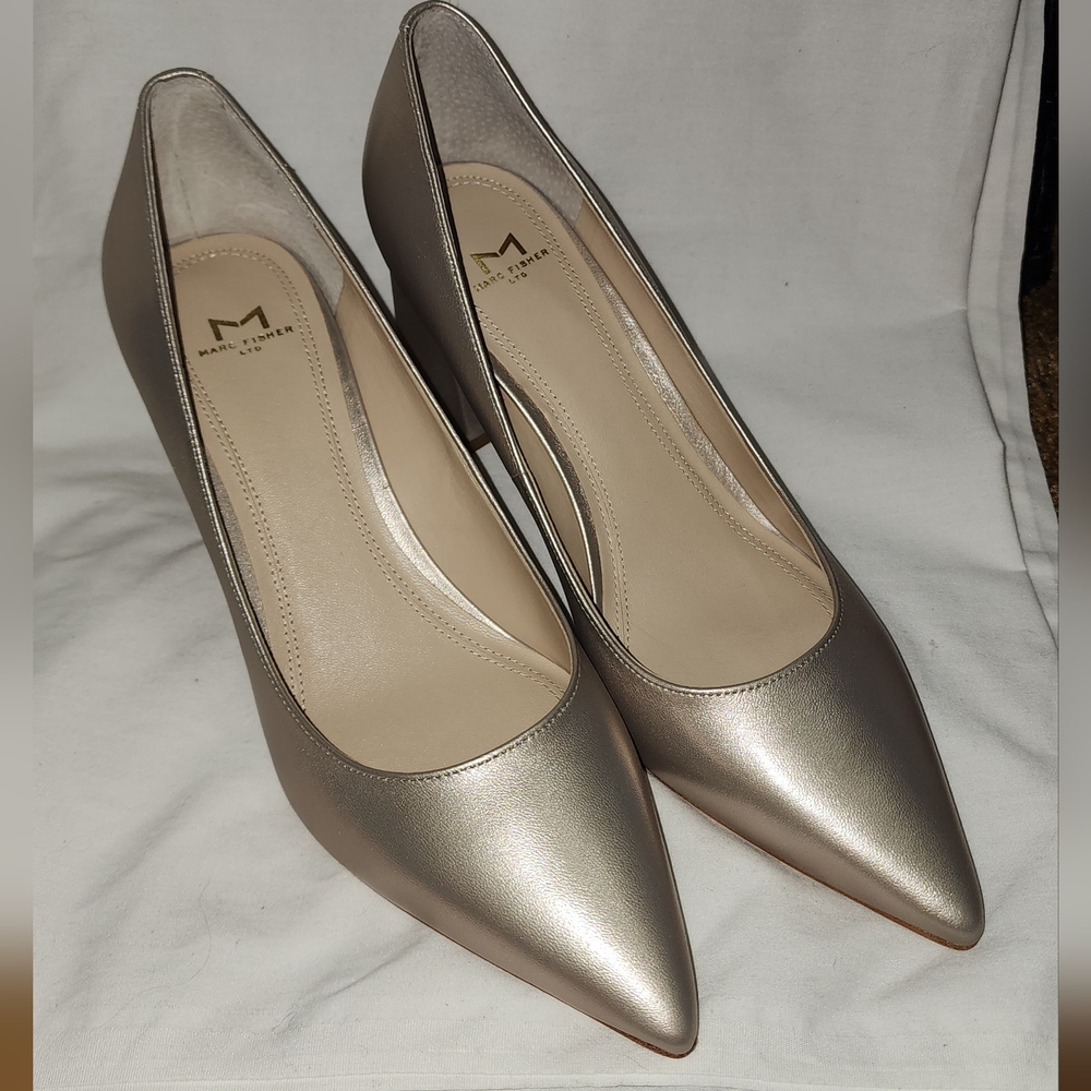 Elegant Metallic Women's Pumps